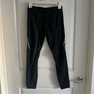 Pearl Izumi black cropped activewear tights / leggings
size medium
